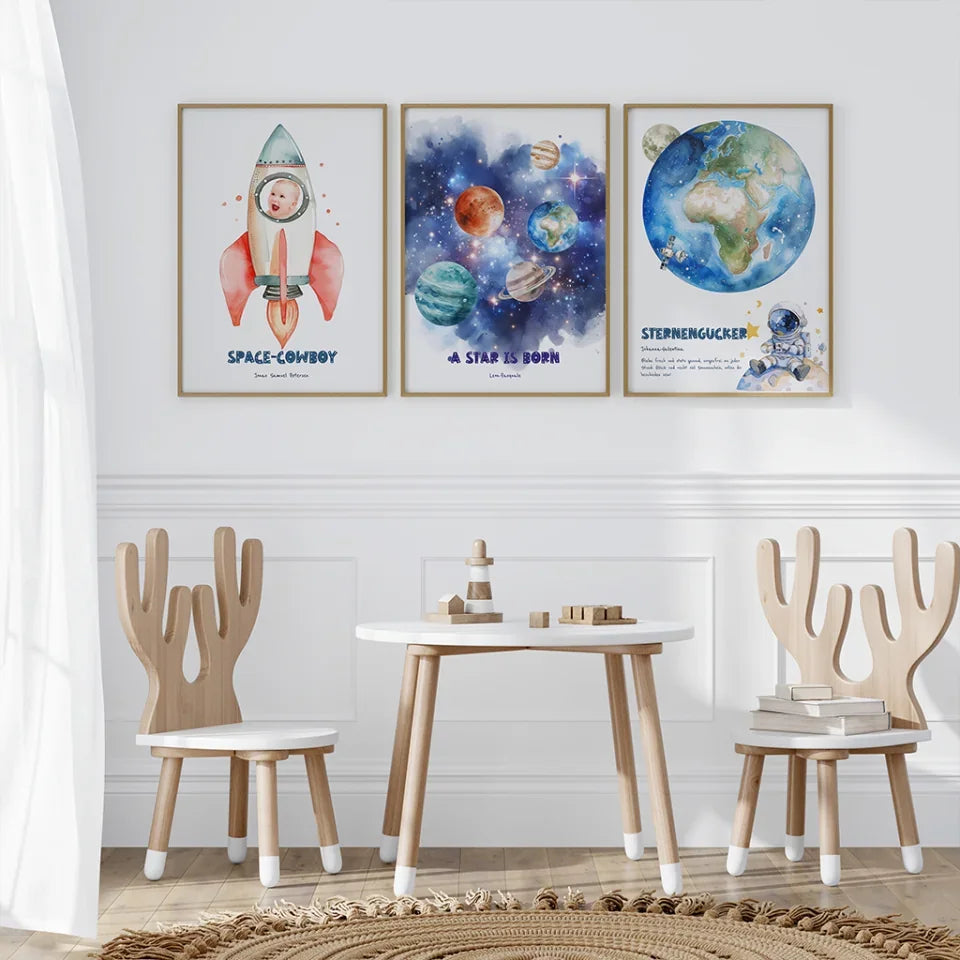 Kinderzimmer-mit-3-Bilderwand-Space-Kids-und-zwei-Kinderstühlen