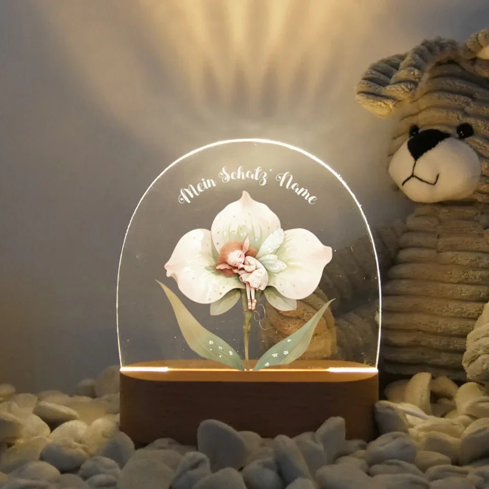 Personalisiertes-Nachtlicht-mit-eigenem-Text-und-fee-weiss-Motiv-Licht-an-16,5x14,8x6cm