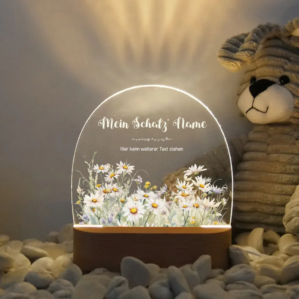 Personalisiertes-Nachtlicht-mit-eigenem-Text-und-margeriten-Motiv-Licht-an-16,5x14,8x6cm