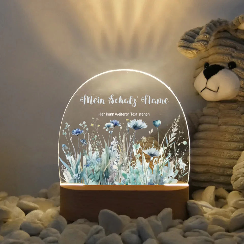 Personalisiertes-Nachtlicht-mit-eigenem-Text-und-blumenwiese-blau-Motiv-Licht-an-16,5x14,8x6cm