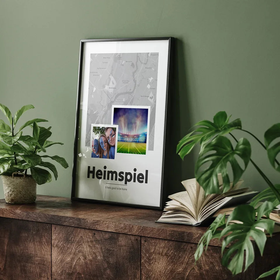 Schwarz-gerahmte-Landkarte-mit-Fotos-von-Football-Fans-und-Stadion-und-Schriftzug-Heimspiel-in-Blockschrift-auf-Sideboard-mit-Pflanzen