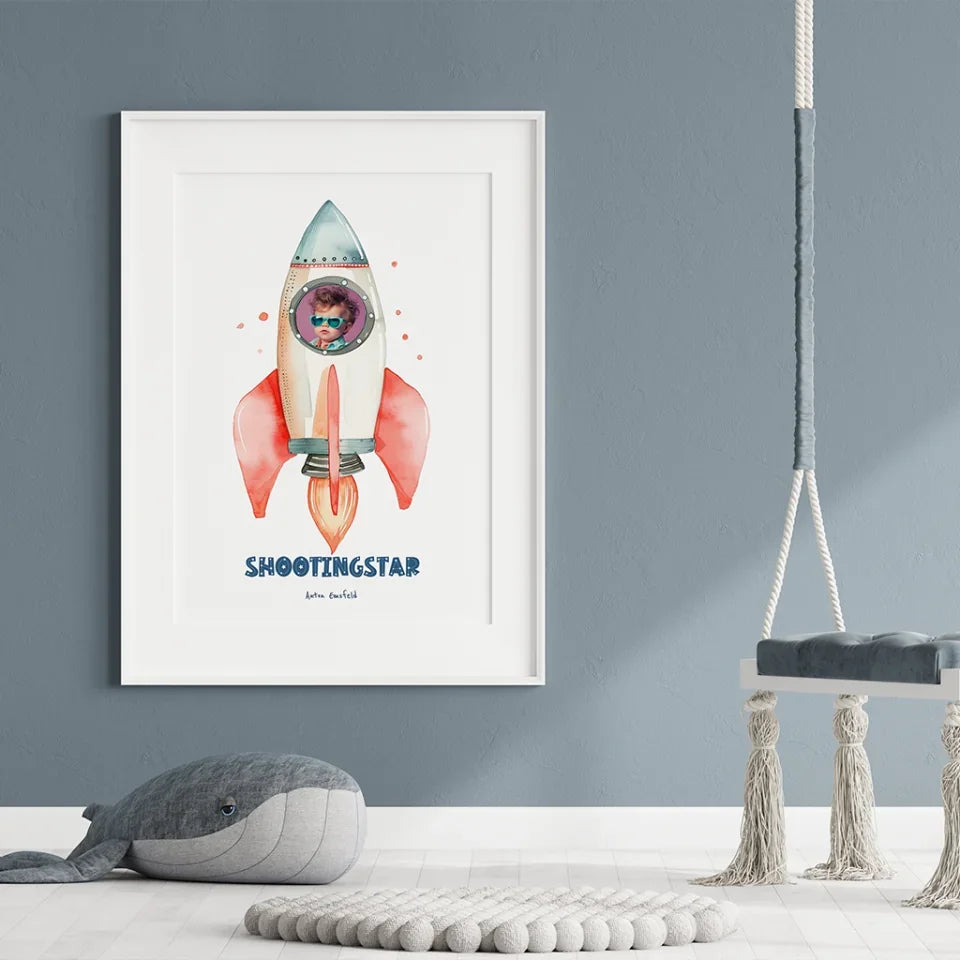 1-gerahmtes-Bild-Space-Kids-mit-Rakete-an-Kinderzimmerwand-vor-Schaukel