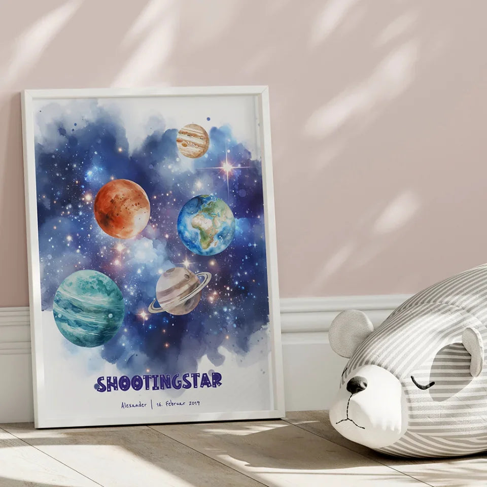 1-gerahmtes-Bild-Space-Kids-mit-Planeten-Motiv-auf-Kinderzimmerboden-stehend-vor-Kuscheltier