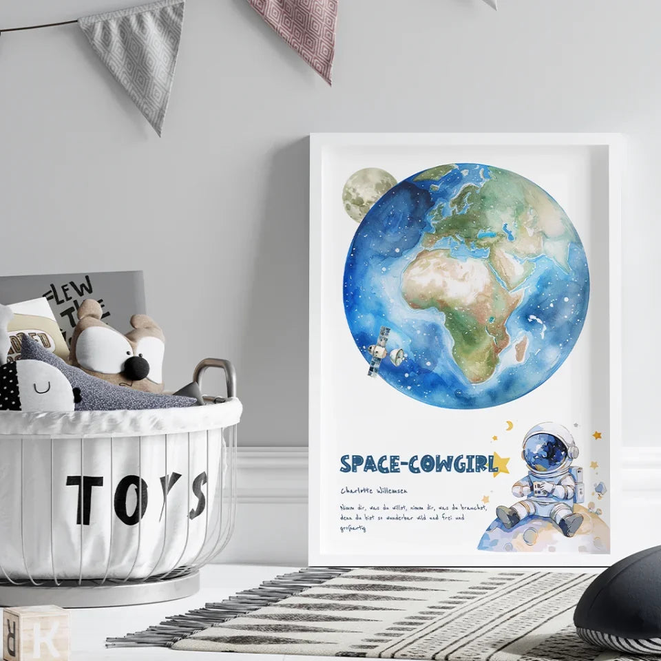 1-gerahmtes-Bild-Space-Kids-mit-Astronauten-Motiv-an-Kinderzimmerwand-gelehnt-vor-Spielzeug