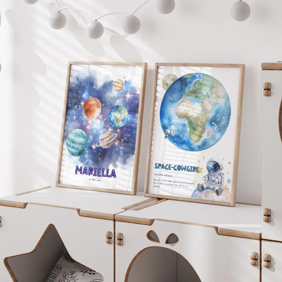 2-gerahmte-Bilder-Space-Kids-mit-Planeten-und-Astronauten-Motiv-auf-Sideboard-in-Kinderzimmer