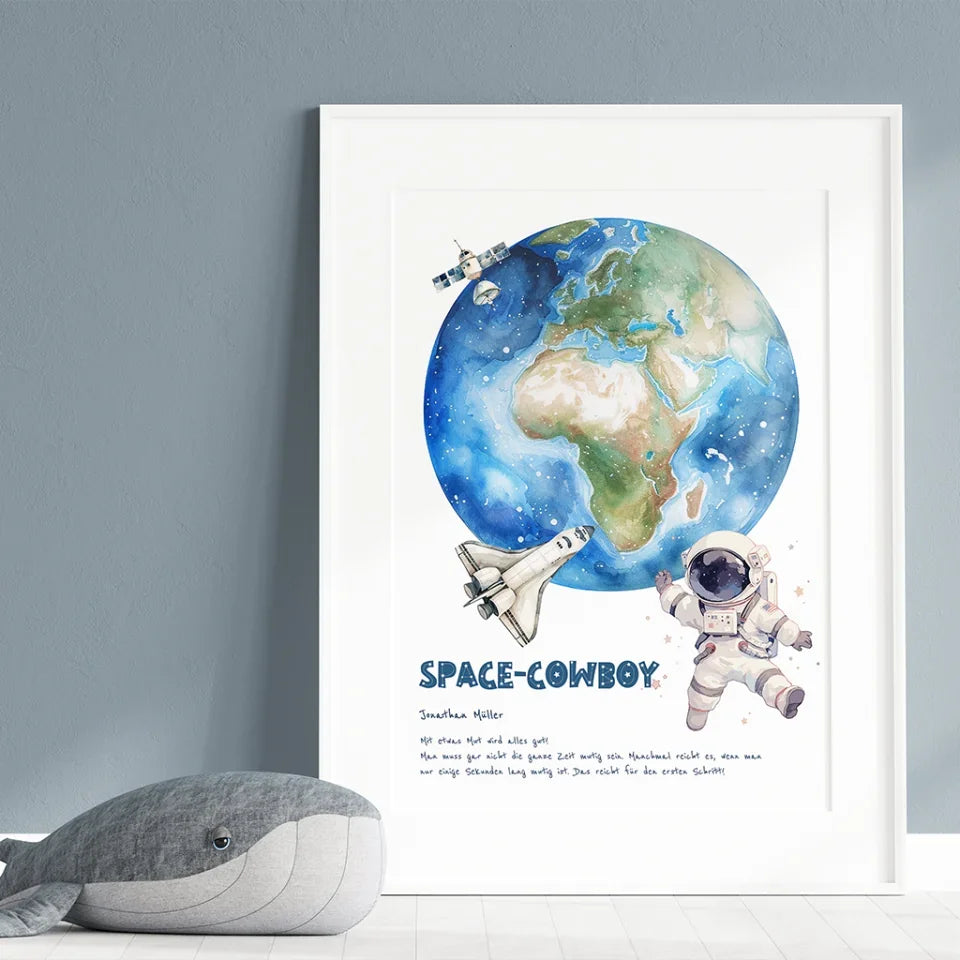 1-gerahmtes-Bild-Space-Kids-mit-springendem-Astronauten-Motiv-auf-Kinderzimmerboden-vor-Kuscheltier