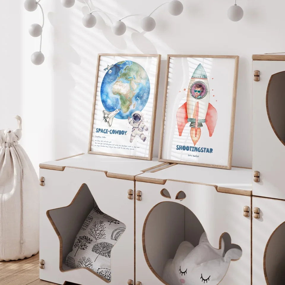 Zwei-Poster-Space-Kids-mit-Rakete-und-springendem-Astronaut-auf-Sideboard-in-Kinderzimmer