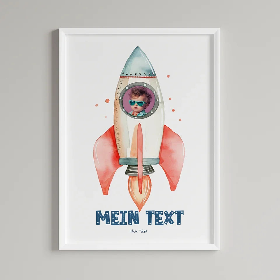 Personalisiertes-Kinderposter-mit-eigenem-Text-und-Foto-im-Raketen-Motiv-Hochformat