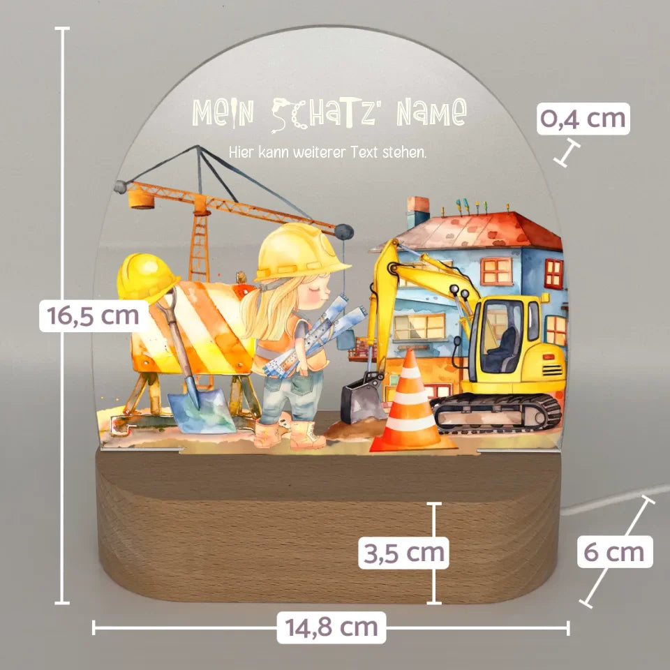 Personalisiertes-Nachtlicht-mit-Name-und-Baustellen-Motiv-mit-kleiner-Bauarbeiterin-mit-Massangaben-16,5x14,8x6cm