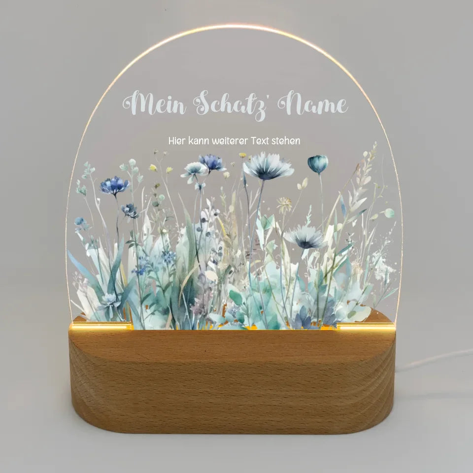 Personalisiertes-Nachtlicht-mit-eigenem-Text-und-blumenwiese-blau-Motiv-Licht-an-16,5x14,8x6cm