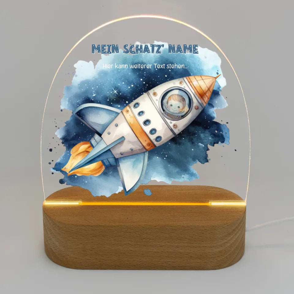 Personalisiertes-Nachtlicht-mit-eigenem-Text-und-rakete-Motiv-mit-junge-Licht-an-16,5x14,8x6cm