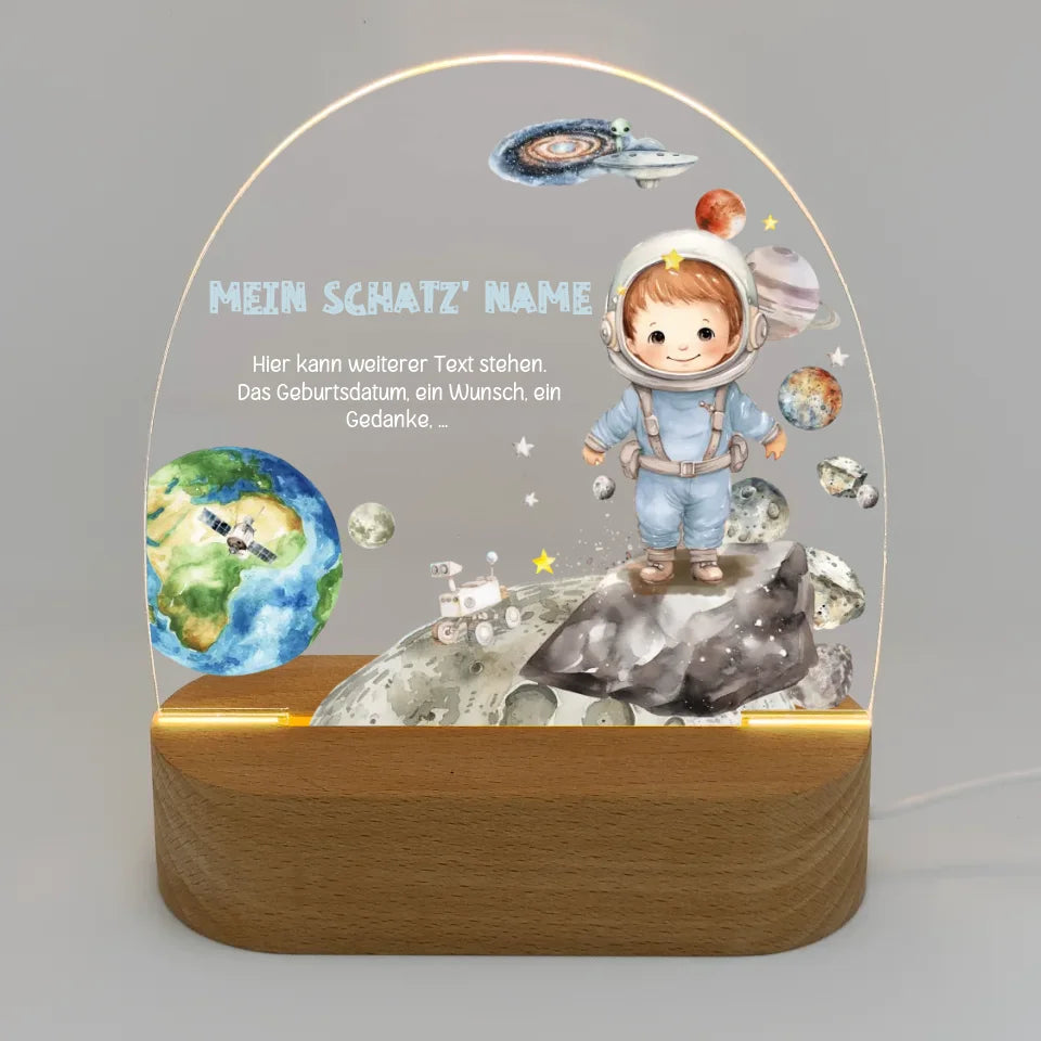 Personalisiertes-Nachtlicht-mit-eigenem-Text-und-astronaut-junge-Motiv-Licht-an-16,5x14,8x6cm