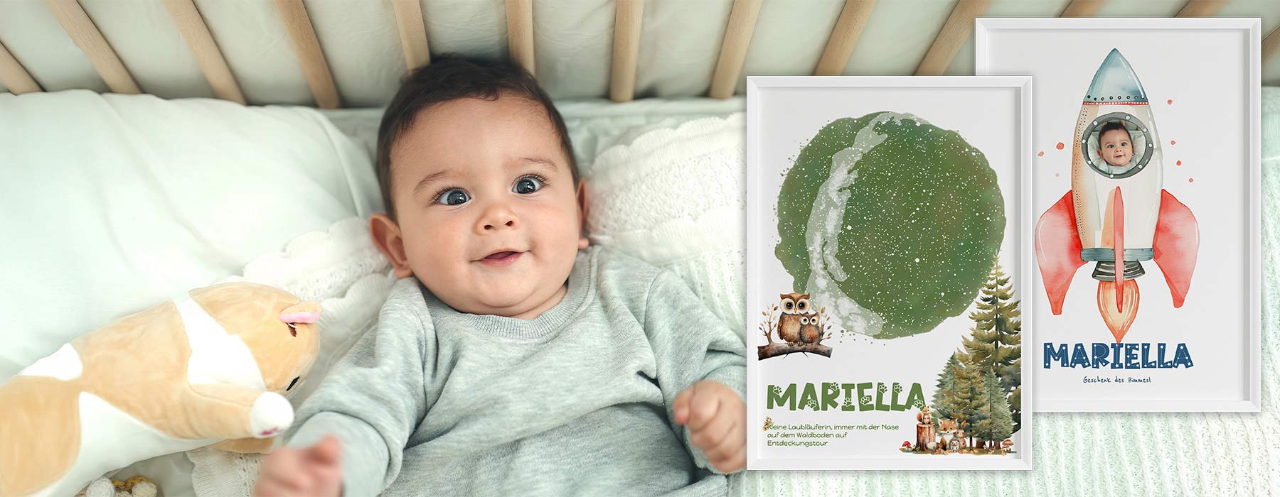 Baby_liegt_lachend_im_Kinderbett_ein_Overlay_zeigt_zwei_verschiedene_Motive_Kinderposter_D