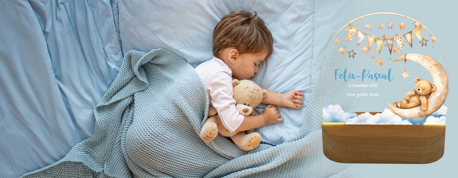 Kleiner-Junge-schlaeft-mit-Teddy-im-Arm-ein-Overlay-zeigt-ein-mit-seinem-Namen-personalisiertes-Nachtlicht-mit-Teddy-motiv_D