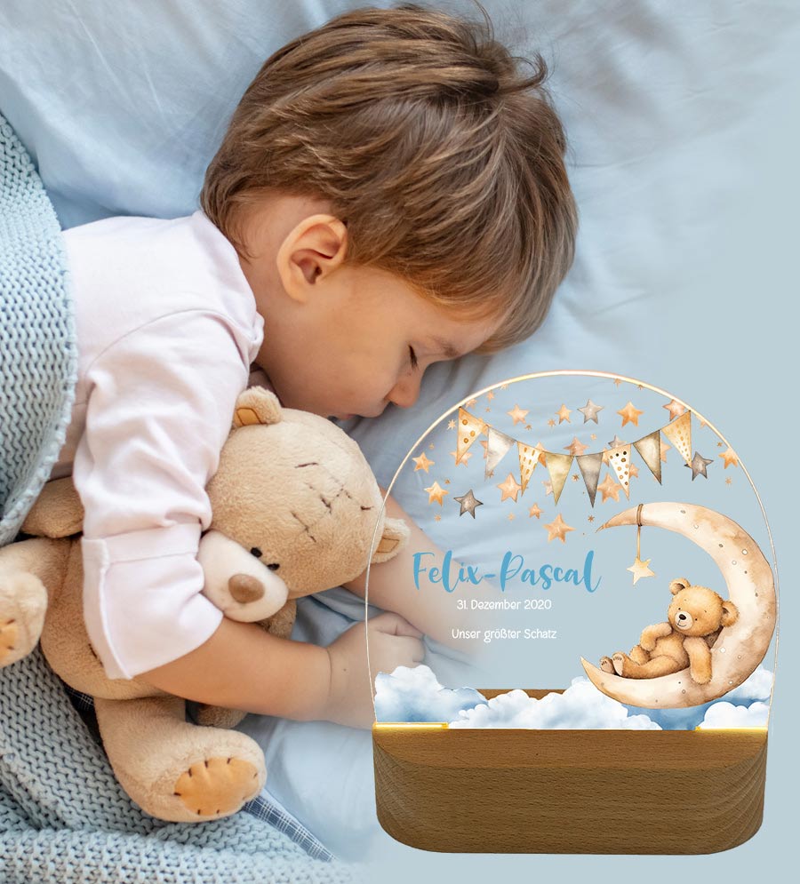 Kleiner-Junge-schlaeft-mit-Teddy-im-Arm-ein-Overlay-zeigt-ein-mit-seinem-Namen-personalisiertes-Nachtlicht-mit-Teddy-motiv_M